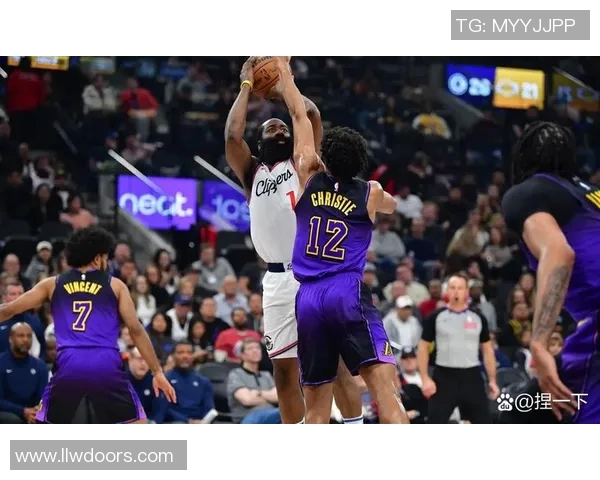 雷霆与开拓者激战正酣2月12日精彩对决值得期待